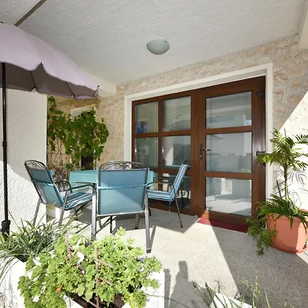 Lovely Apartment In The Groundfloor Zadar Exterior photo
