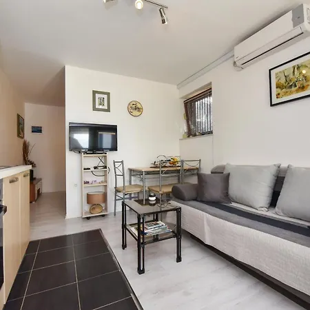 Lovely Apartment In The Groundfloor Zadar Exterior photo