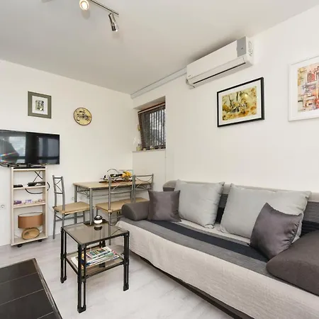 Lovely Apartment In The Groundfloor Zadar Exterior photo